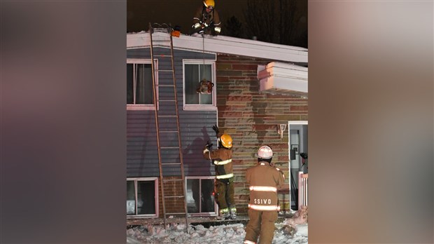 Une trentaine de pompiers ont combattu un incendie sur la rue Valois ce dimanche soir 