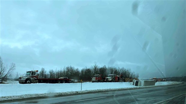 Une semi-remorque s'est reversée sur l'autoroute 40 