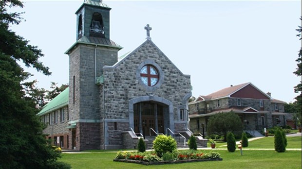 Candlelight concert: $9,000 raised for Saint-Lazare church   