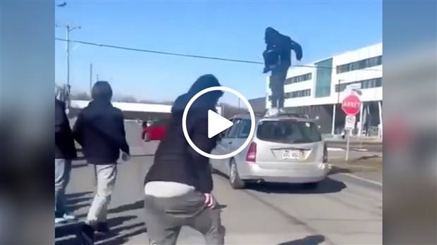 EN VIDÉO | Un jeune grimpe sur le toit d'un véhicule en mouvement