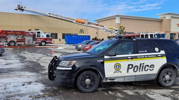 Fire at Walmart in Vaudreuil-Dorion mobilizes some 30 firefighters   