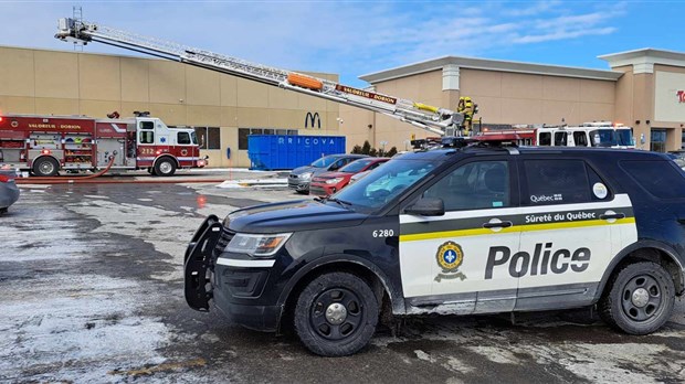 Walmart de Vaudreuil-Dorion: un jeune homme de 18 ans est interpellé par la SQ 