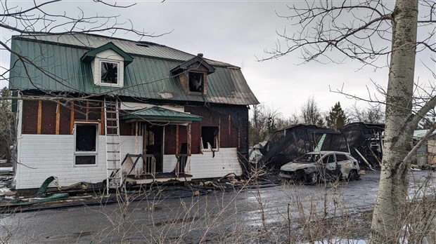 Une maison est totalement ravagée par les flammes à Les Cèdres