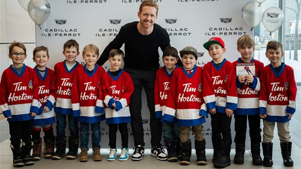 De jeunes hockeyeurs d'ici rencontrent Mike Matheson chez Cadillac Île-Perrot