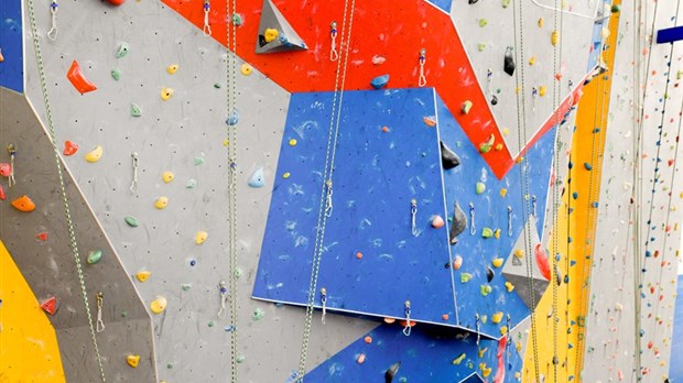 Un été amusant d'escalade, de volleyball de plage et de vélo au Centre Multisports André-Chagnon 