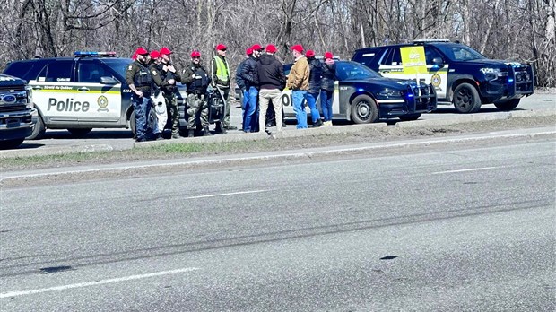 Sûreté du Québec police officers demonstrate in Vaudreuil-Dorion