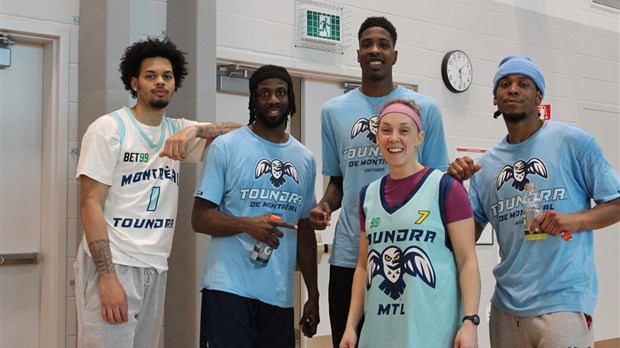 Une équipe de basketball professionnelle en visite à l'école secondaire des Échos 