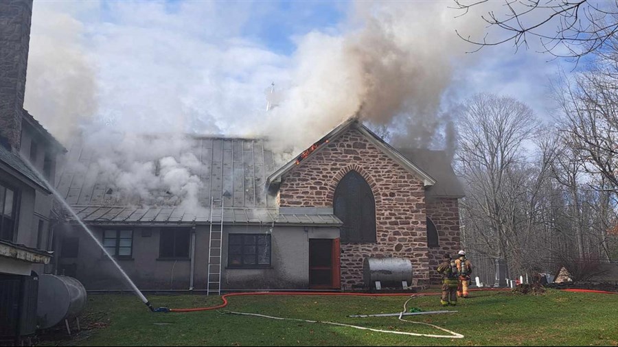 Incendie en cours à l'Église anglicane St-James de Hudson 