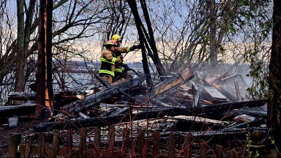 Une maison abandonnée est détruite par les flammes