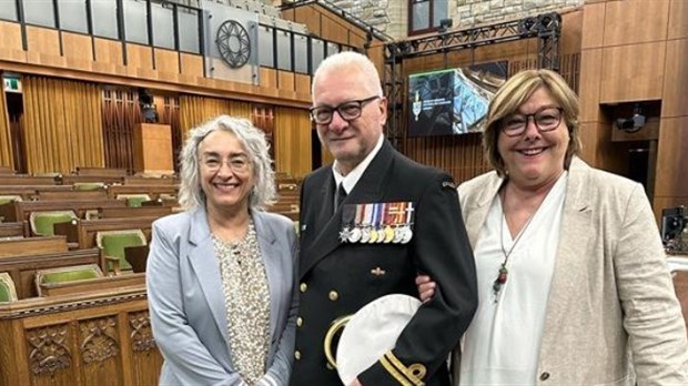Claude DeBellefeuille rend hommage au fondateur du Corps de cadets de la Marine 329 de Valleyfield 