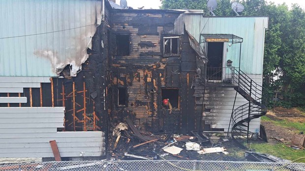 Un bâtiment inoccupé de deux étages détruit par les flammes à Beauharnois 