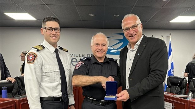 Beauharnois souligne les 40 ans de service de son pompier lieutenant Michel Bélanger 