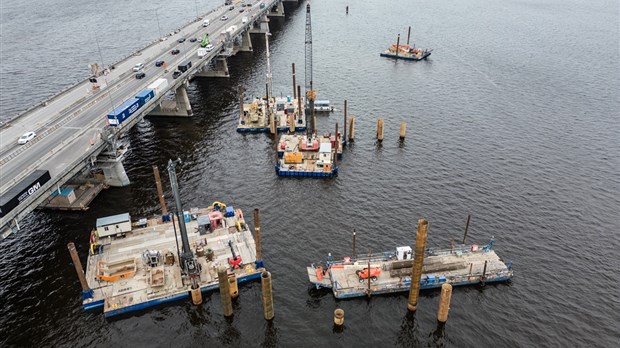 Île-aux-Tourtes Bridge: start of shoring work under the structure 
