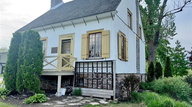 Artist Diane Collet in residence at Maison Valois  