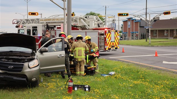 Une personne mineure transportée à l'hôpital après une collision 