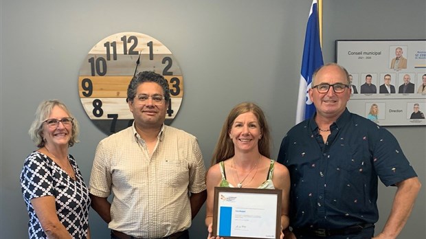 Les élus de Saint-Étienne-de-Beauharnois rendent hommage à un citoyen engagé 