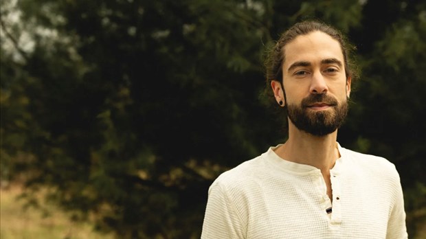 Emeraude Sébastien collabore avec deux musiciens des Colocs