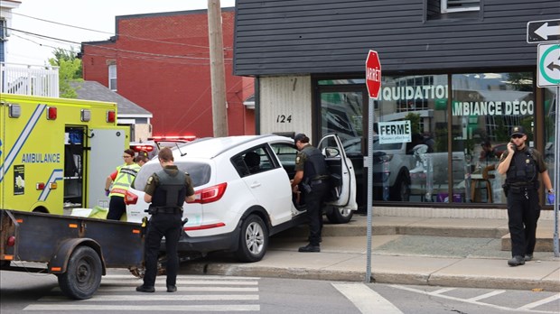 Un automobiliste termine sa course dans un commerce