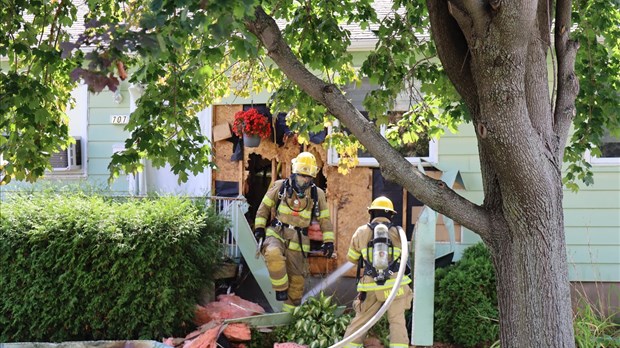 Une vingtaine de pompiers de Salaberry-de-Valleyfield se sont mobilisés sur la rue Gosselin 