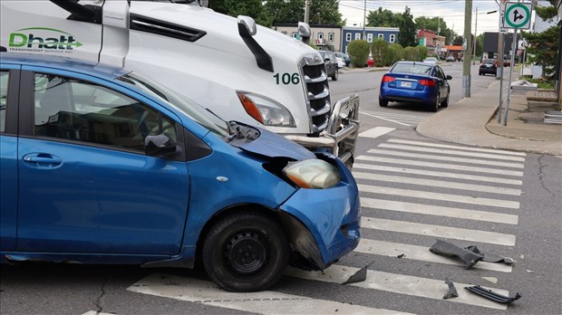 Il omet de faire son arrêt obligatoire et cause une collision 