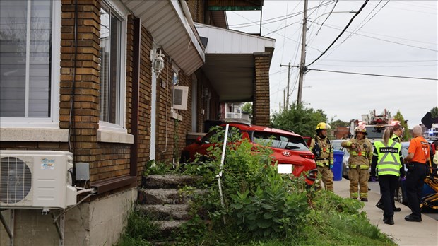 Un véhicule percute un immeuble d'habitation sur la rue Jacques-Cartier 