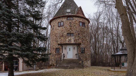Un moulin à vent transformé en résidence privée est à vendre