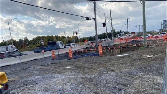 Entrave sur le boulevard de la Cité-des-Jeunes près du viaduc de l’A-30