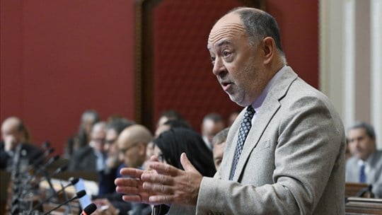 Christian Dubé suggère de transférer des chirurgies au privé après un an d'attente