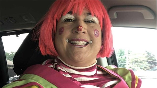 Entre école et clownerie, Amélie Grefford jongle avec deux passions