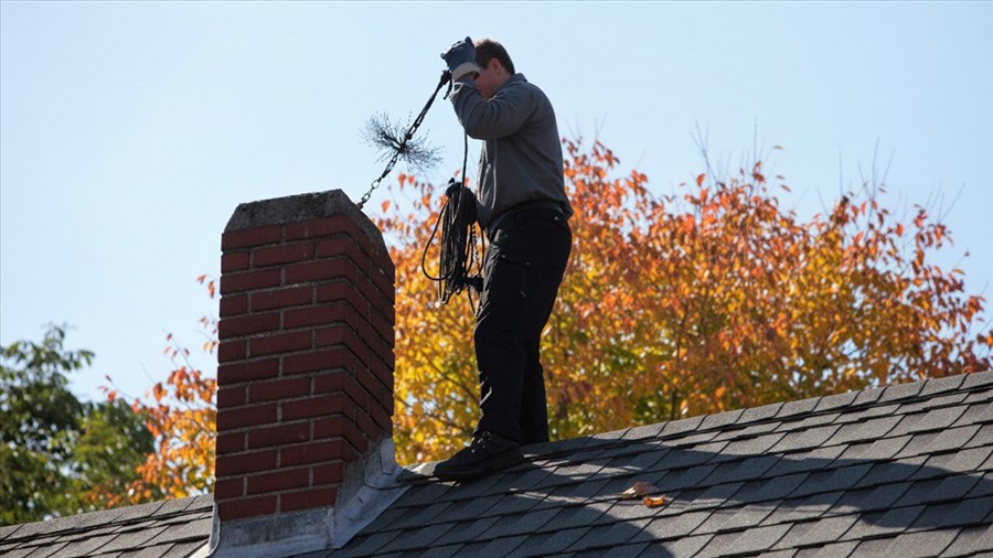 Ramoner sa cheminée : un geste essentiel avant l’hiver