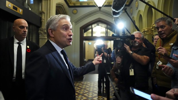 Le gouvernement fédéral veut éliminer 40 000 emplois dans la fonction publique