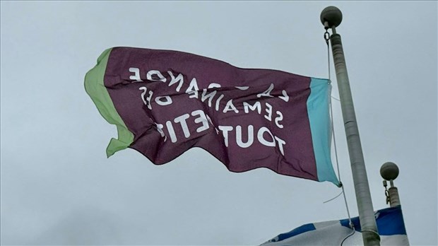 Levée de drapeau pour la Grande semaine des tout-petits