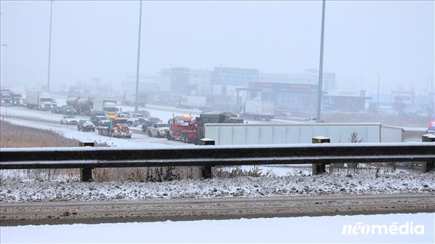 Mise en portefeuille sur l'autoroute 40 à Vaudreuil-Dorion