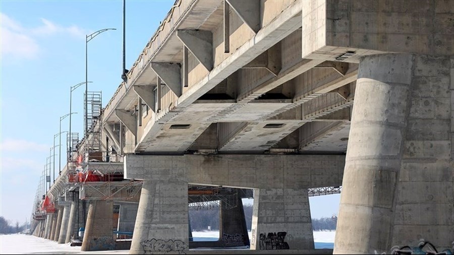 Pont de l’Île-aux-Tourtes : brise-glace sur le lac des Deux Montagnes