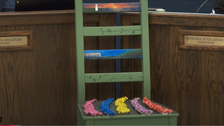 Les élus des Coteaux reçoivent une Chaise des générations 