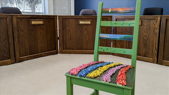 Les élus des Coteaux reçoivent une Chaise des générations 