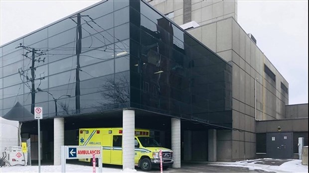Des paramédics contraints d’attendre des heures au triage de l'Hôpital du Suroît
