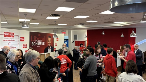 ÉLECTIONS 2025: Peter Schiefke inaugure son bureau de campagne à Vaudreuil