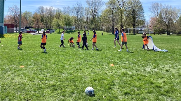 Favoriser l'esprit communautaire grâce au soccer récréatif et aux entraîneurs bénévoles