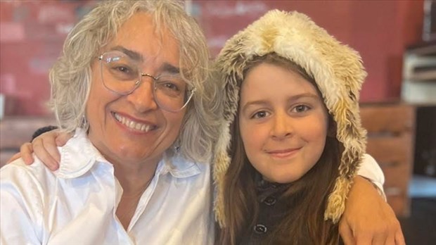 ÉLECTIONS 2025: Le petit porte-bonheur au grand cœur de la députée sortante