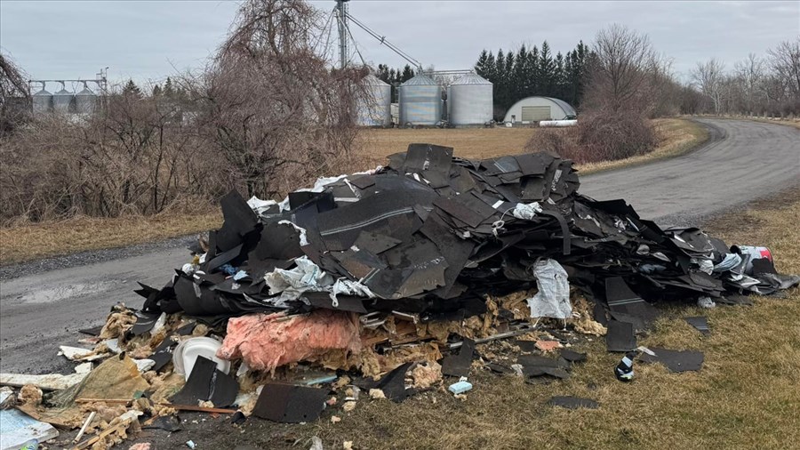 Dépôt sauvage de bardeau aux Cèdres: une enquête en cours 