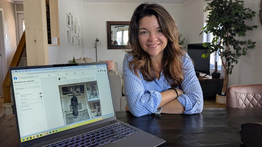 Un plafond qui cache des souvenirs de famille d'une autre époque 