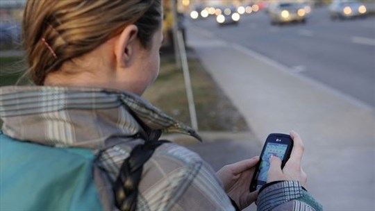 Cellulaires bannis, vouvoiement exigé : Québec durcit le ton dans les écoles