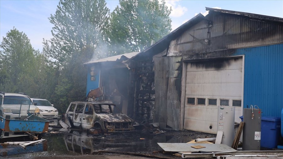 Un bâtiment commercial ravagé par les flammes à Sainte-Justine-de-Newton