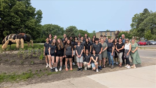 Les élèves de la Cité-des-Jeunes dévoilent une mosaïculture 