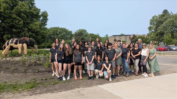 Les élèves de la Cité-des-Jeunes dévoilent une mosaïculture 