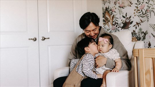 Les pères immigrants ont d'importants défis, mais découvrent une nouvelle parentalité
