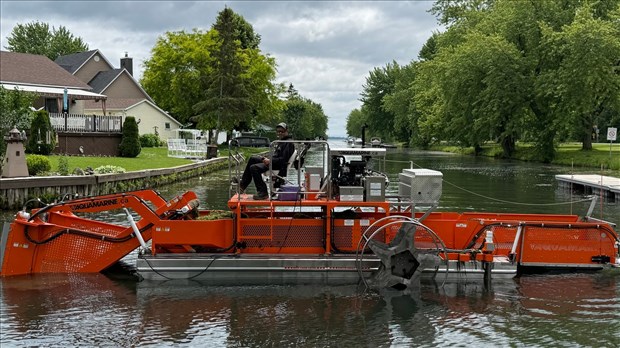 Saint-Zotique reçoit son nouveau bateau à faucarder 
