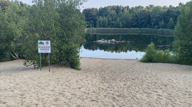 La mairesse rappelle qu'il est interdit de se baigner au Lac-des-Dunes