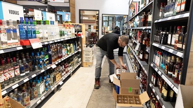 Le Québec donnera l'alcool américain périmé plutôt que de le détruire, dit Girard
